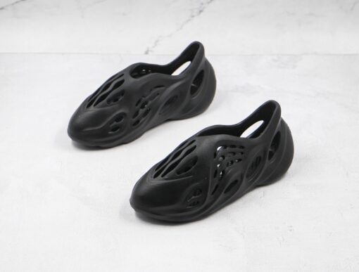 Yeezy Foam RNNR Black - Image 2