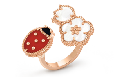 Lucky Spring Between the Finger ring