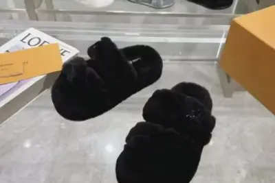 LV Dreamy Flat Black Fur Slipper