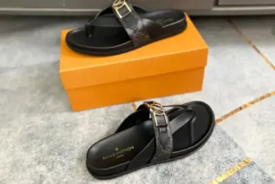 LV Slipper Black