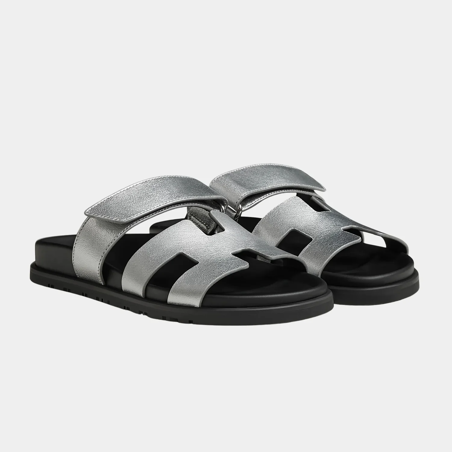 hermes-chypre-women-sandals-metallic-goatskin-gris-argente-front Hermès Chypre Silver Sandal - Image 1